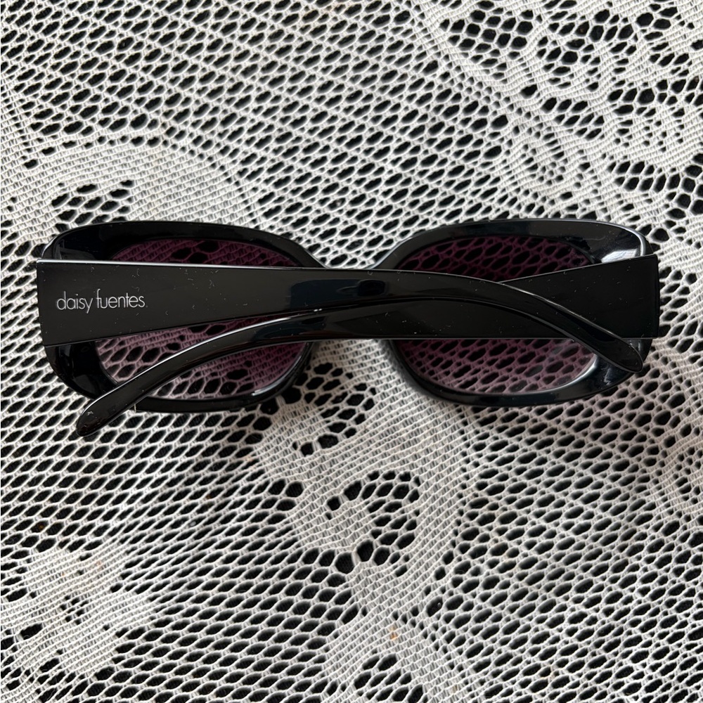 Daisy Fuentes Black Frame Sunglasses with Dark Gradient Lenses - Picture 2 of 3
